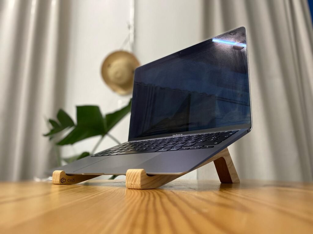 Laptop stand - Beech paws